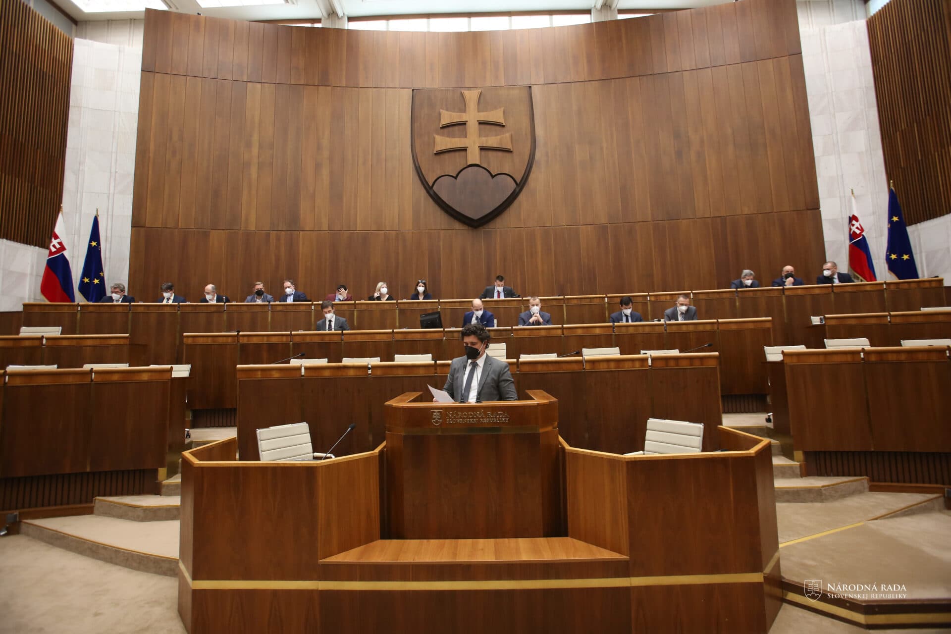 Poslanci budú rokovať o povinnosti verejných funkcionárov odpovedať na otázky novinárom 