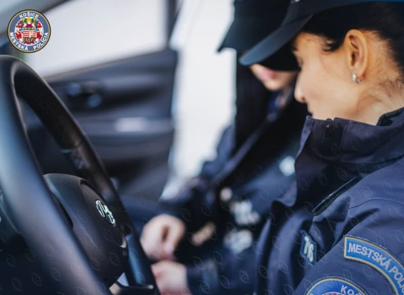 Policajti našli ženu s dvojtýždňovým dieťaťom v zlých podmienkach! Bol na ňu vydaný zatykač