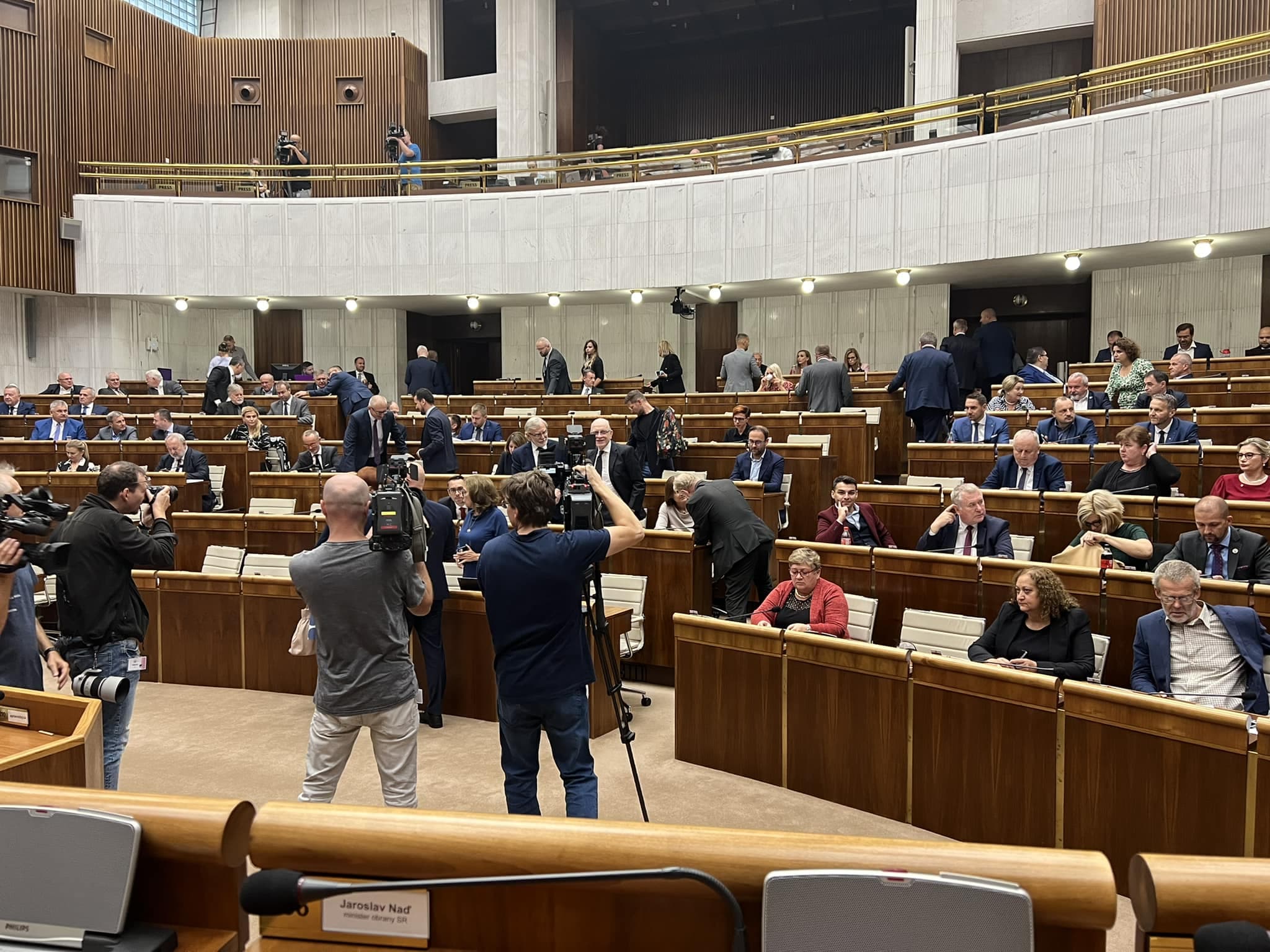 Neotvorenie schôdze NR SR je neskutočnou trápnosťou a drzosťou, tvrdí Naď
