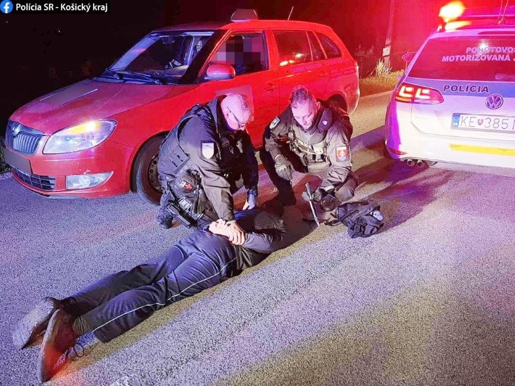Polícia zadržala lupiča, ktorý ozbrojený prepadol čerpacie stanice na diaľnici (FOTO)
