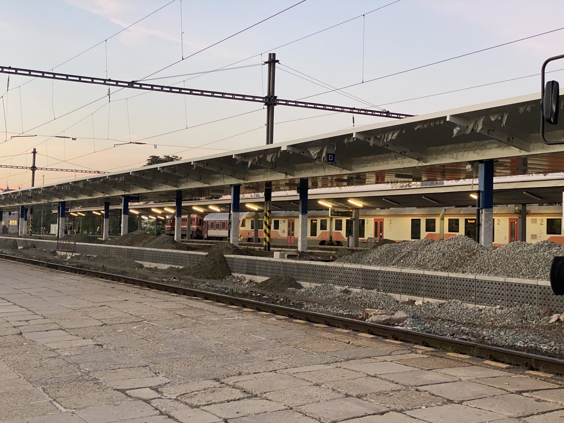 Rekonštrukcia nástupišťa v Košiciach naďalej pokračuje