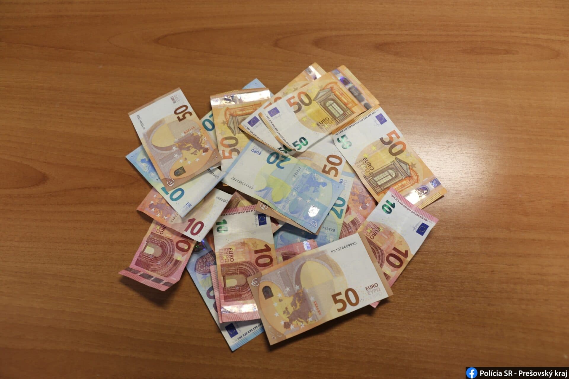 Starenka z okna vyhodila igelitovú tašku s peniazmi