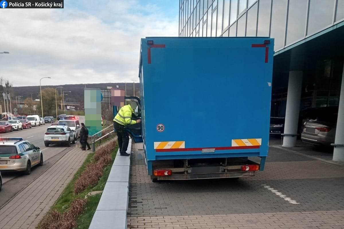 Vodič pri cúvaní zrazil chodkyňu, zrážku neprežila