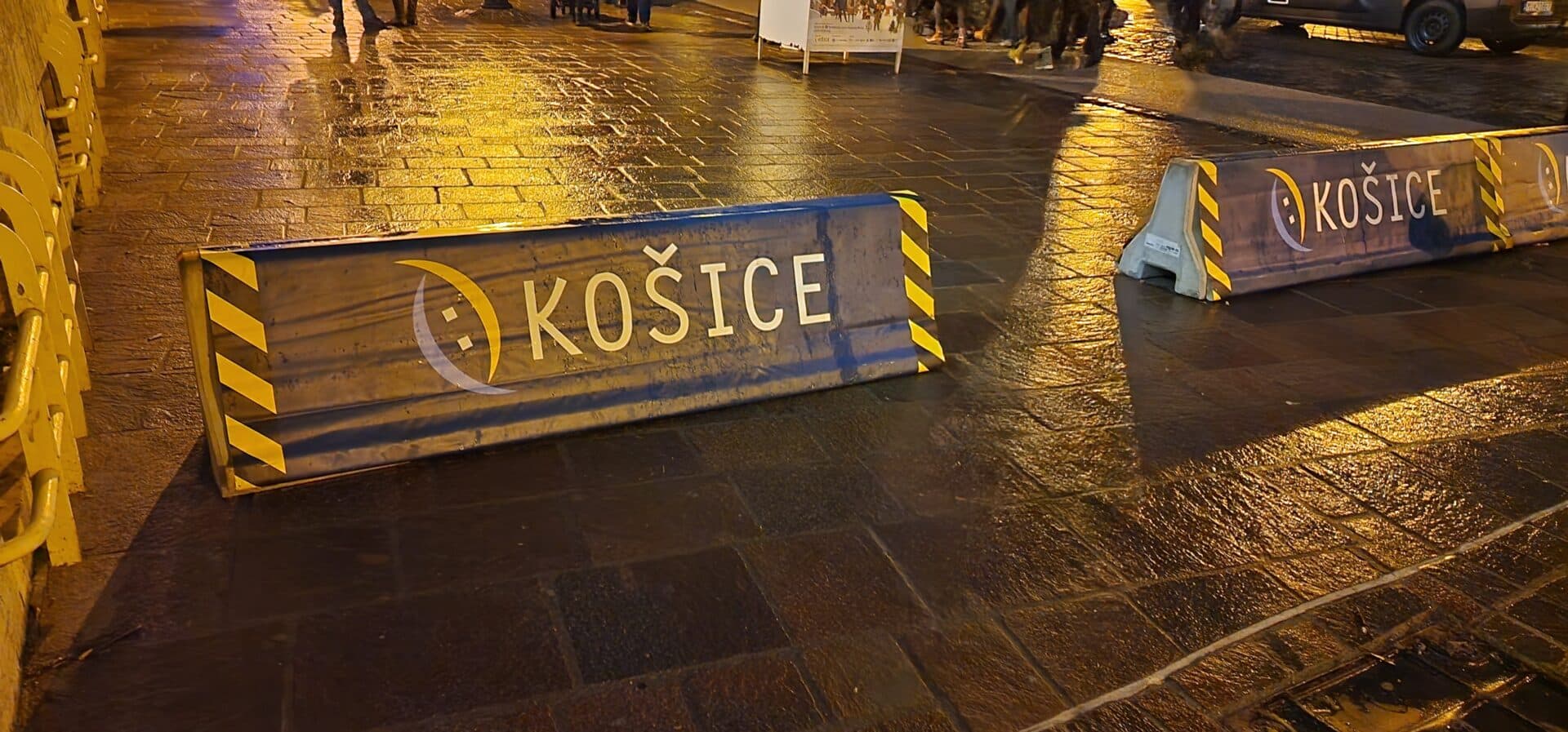 Betónové zábrany v meste sa mnohým nepáčia
