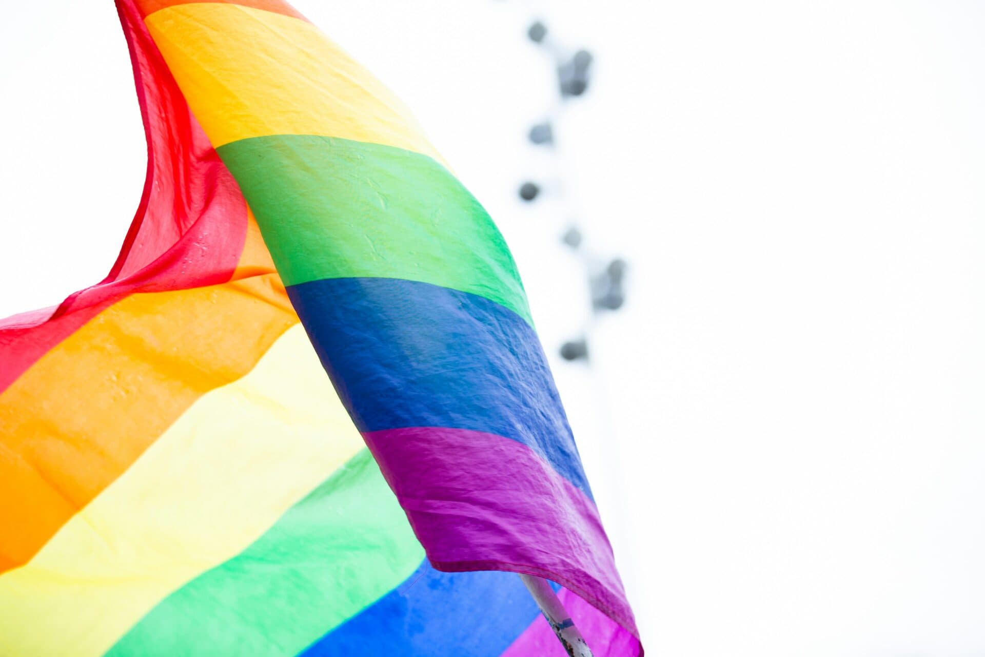 Osobnosti vyzývajú k odsúdeniu školského zákona, ktorý podporuje nenávisť voči LGBTI ľudom