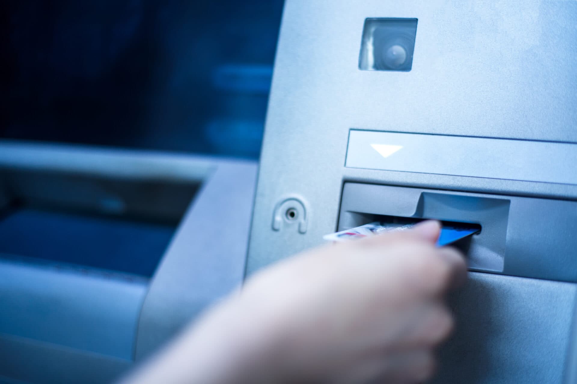 Mladík vzal z bankomatu 500€. To ešte nevedel, čo bude nasledovať!