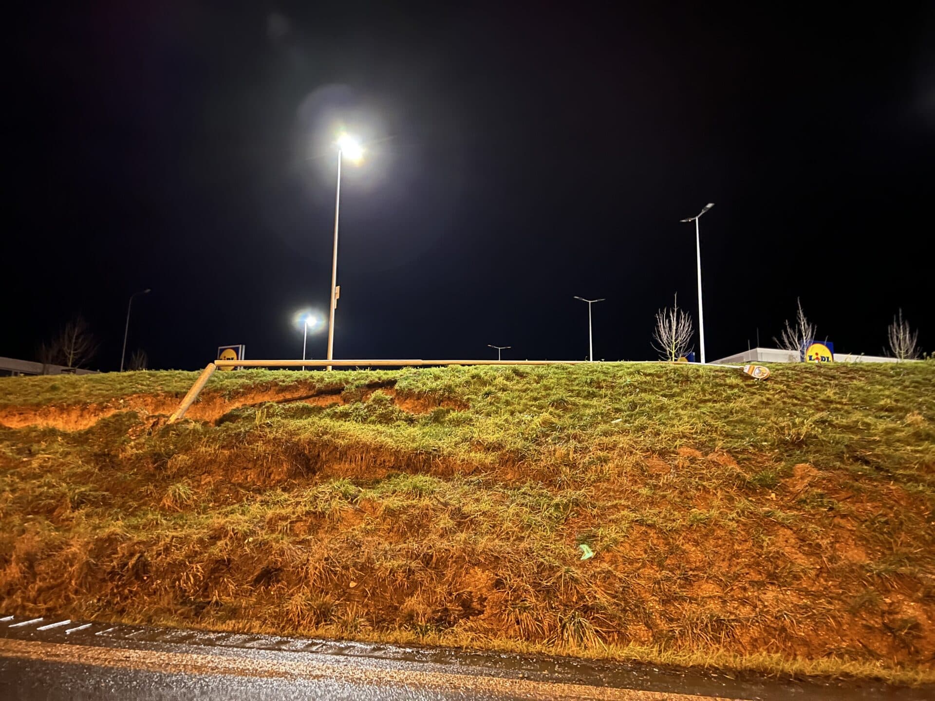 Na Herlianskej ceste došlo k zosuvu pôdy a nahnutiu lampy, ktorá ohrozovala vodičov