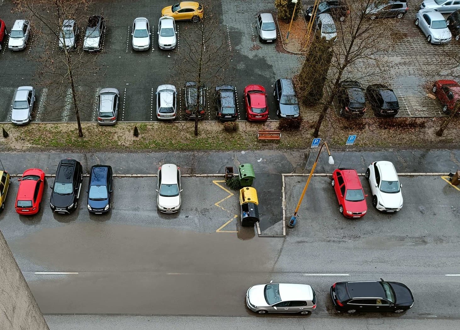 Zatopené cesty následkom prívalových dažďov či popadané stromy komplikujú Košičanom život (FOTO)