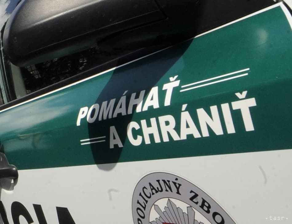 Mladú tínedžerku zrazilo auto. Prechádzala na červenú