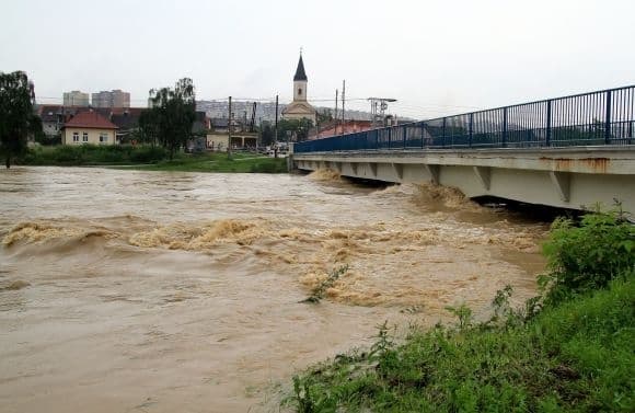 Ako sa chrániť pred rizikami zosuvov pôdy, povodní a silného vetra