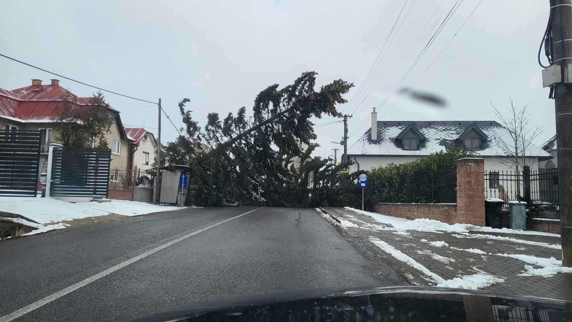 Prudký nárazový vietor komplikuje dopravu (FOTO)