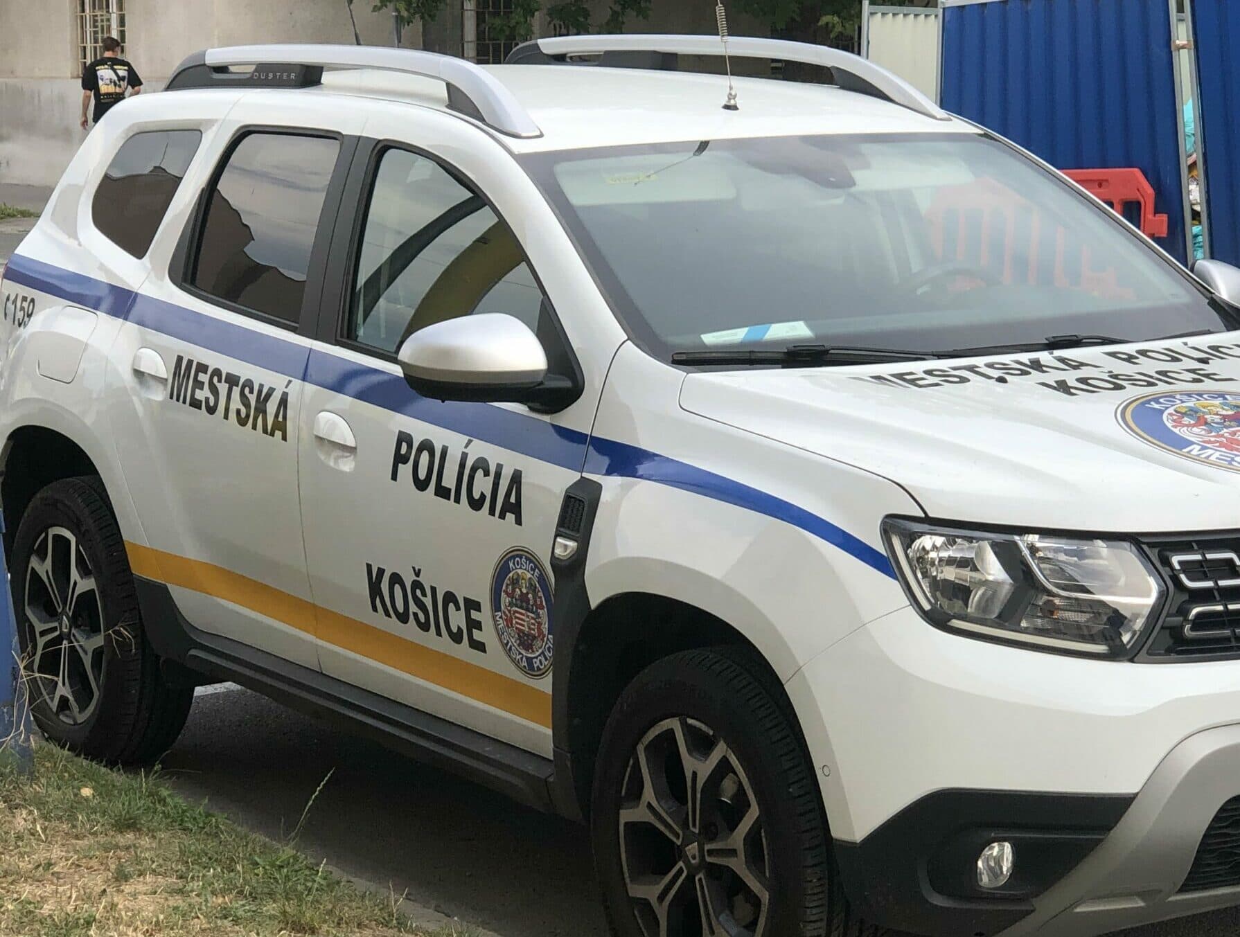 Muž sa vyhrážal robotníkom s nožom v ruke: Kričal, že ich chce pozabíjať