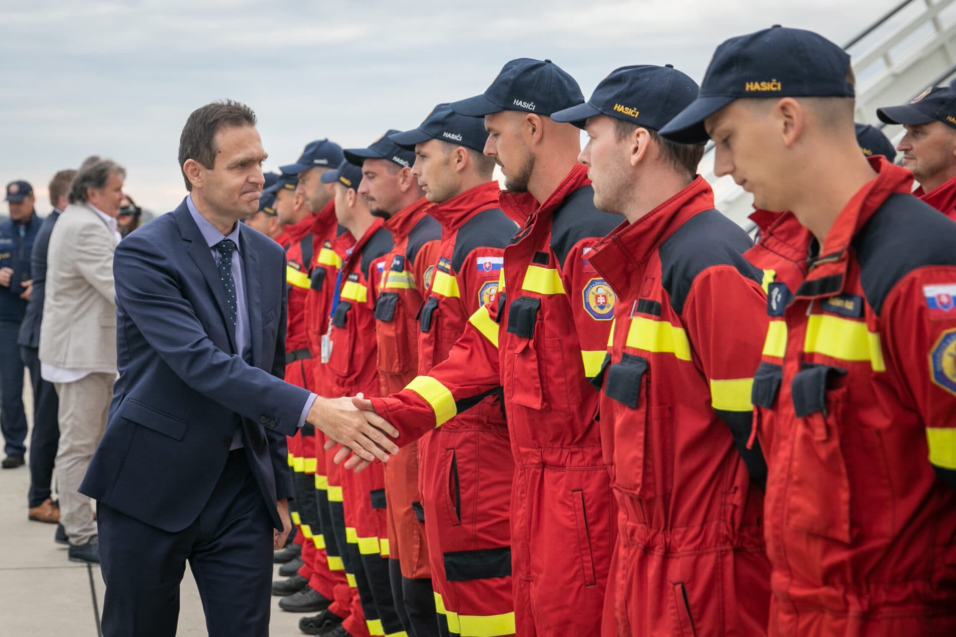 Ďalší slovenskí HASIČI idú „do boja“: Premiér Ódor vyprevadil druhú skupinu na Rodos