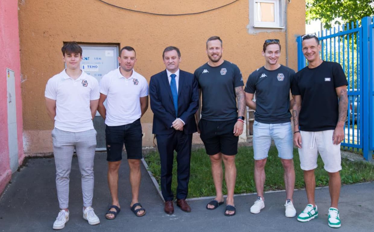 Hokejoví majstri odovzdávali vysvedčenia žiakom na košickej základnej škole