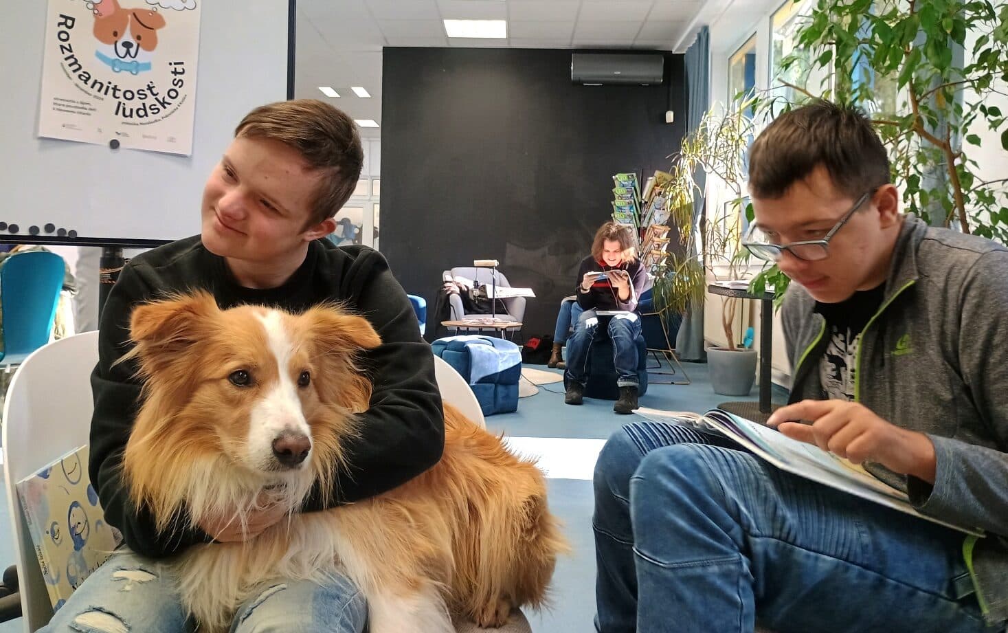 Psík Ajko v knižnici pomáha deťom s čítaním