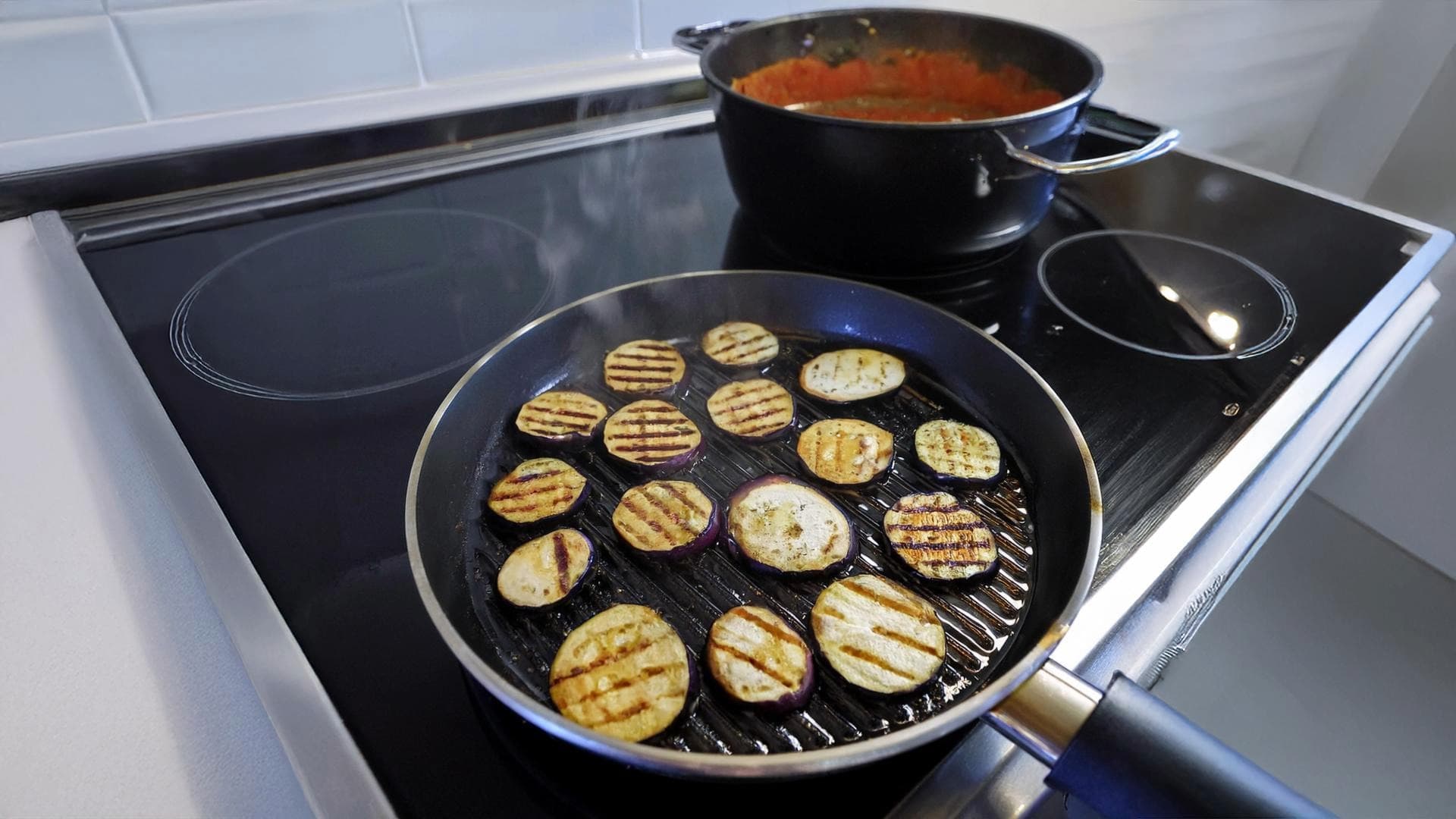 Tip na recept: Grilovaný baklažán s paradajkovou omáčkou a syrom halloumi