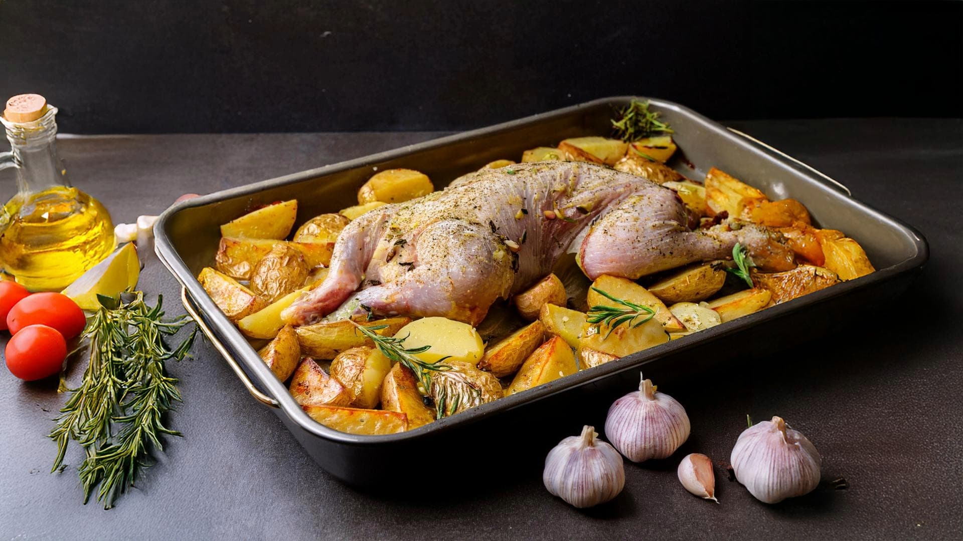 Tip na recept: Pečený králik s cesnakovou omáčkou, špenátom a pečenými zemiakmi