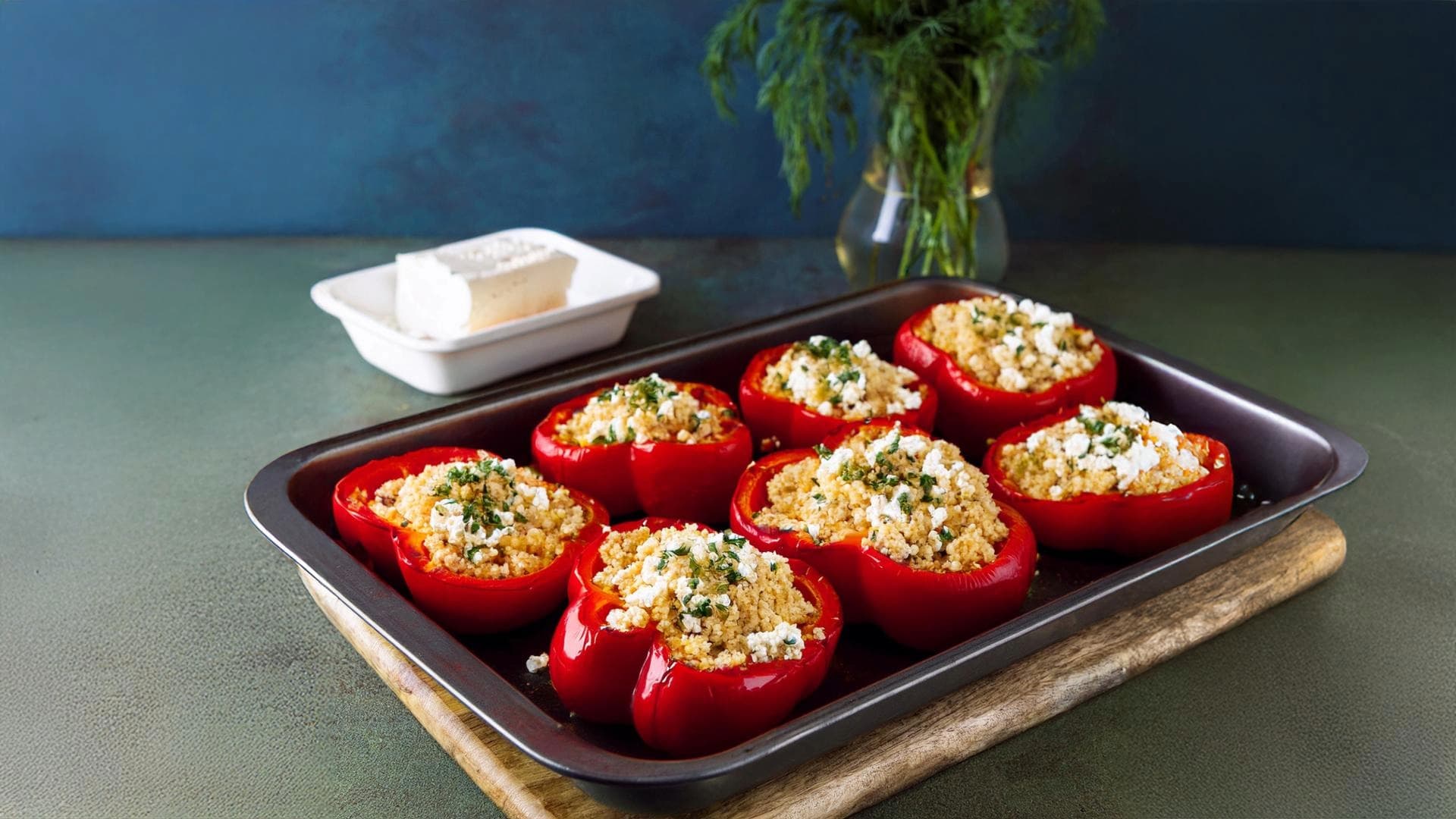 Tip na recept: Pečená paprika plnená bulgurom, fetou a bylinkami