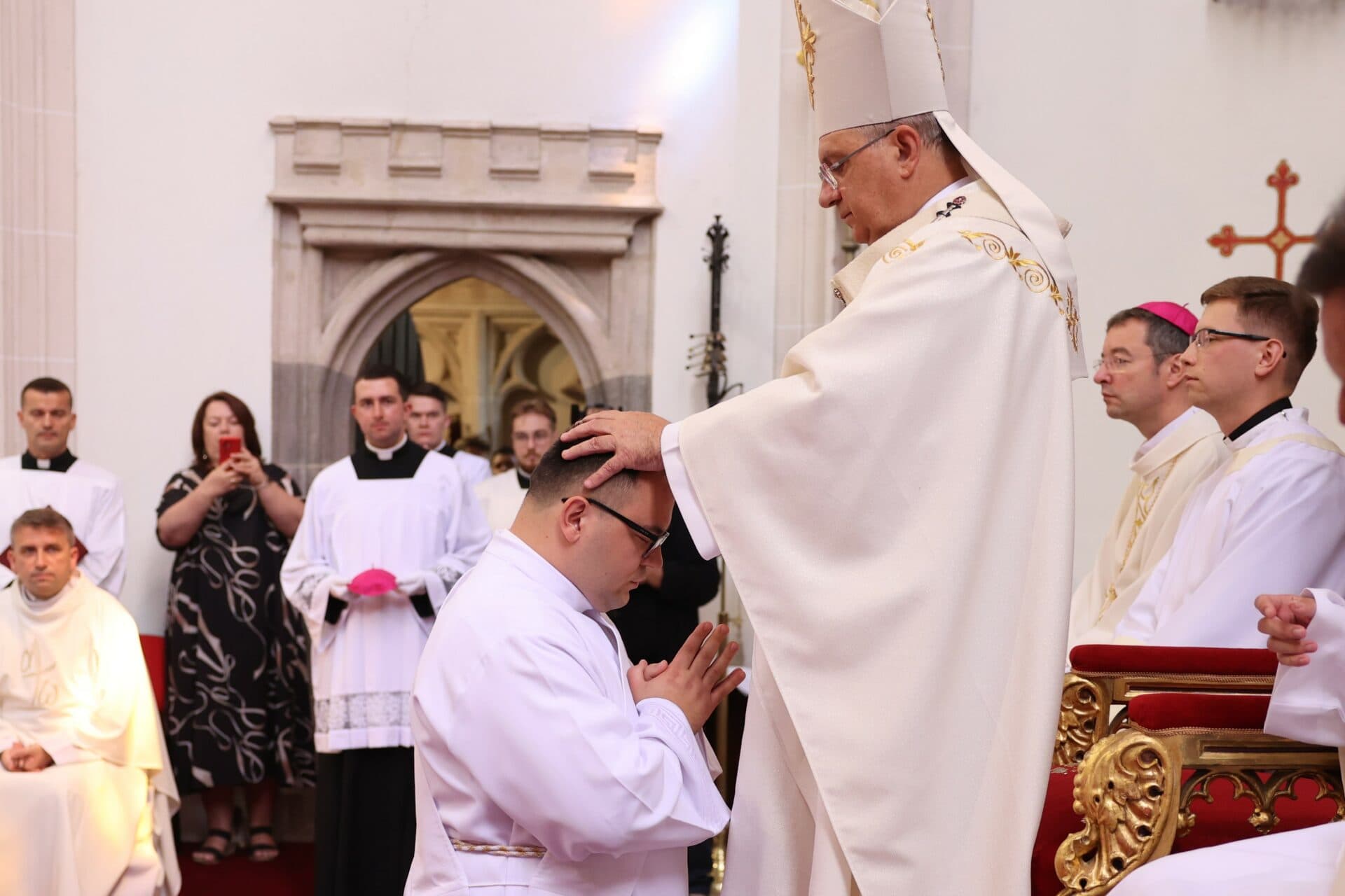 V Košiciach vysvätili novokňazov, prvé pôsobiská im určil arcibiskup Bober (FOTO)