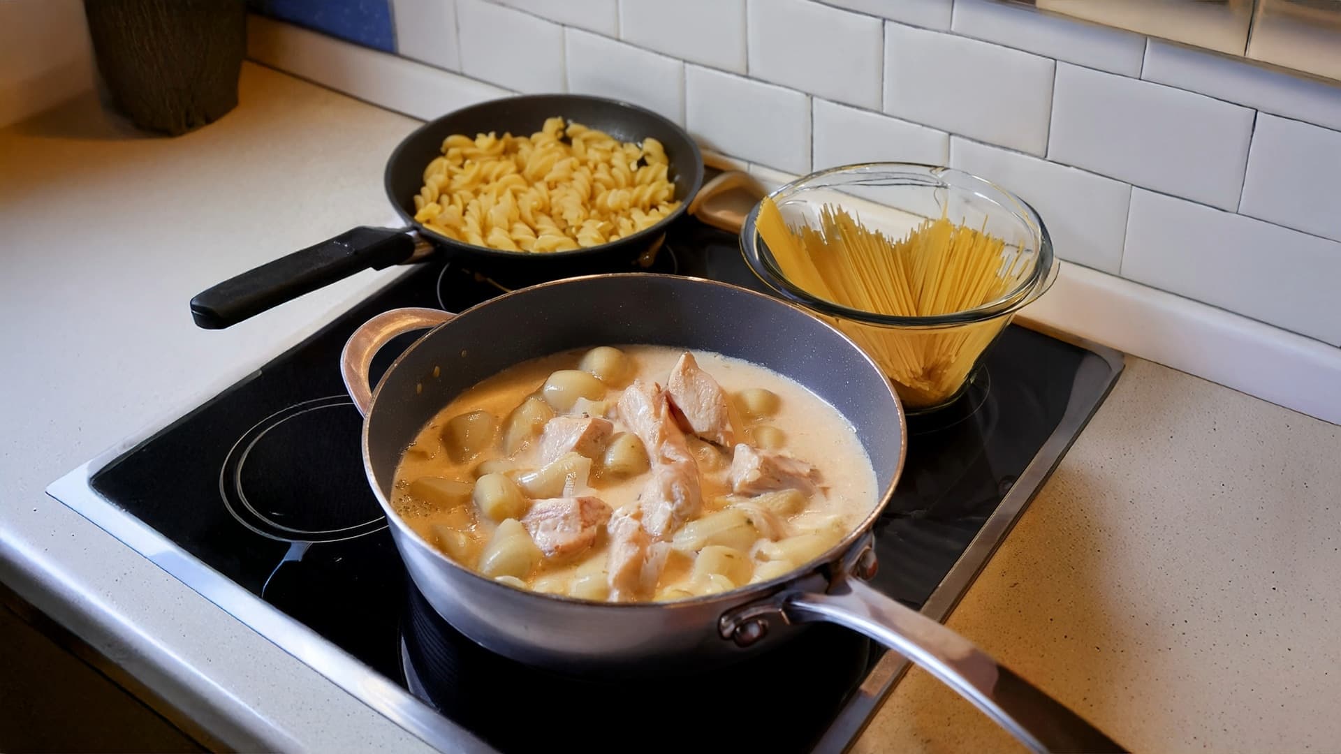 Tip na recept: Kuracie kúsky v cesnakovo-smotanovej omáčke s cestovinami