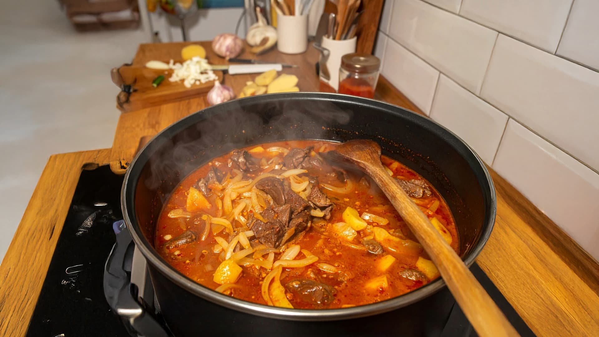 Tip na recept: Pivovarský guláš so sýtym vývarom