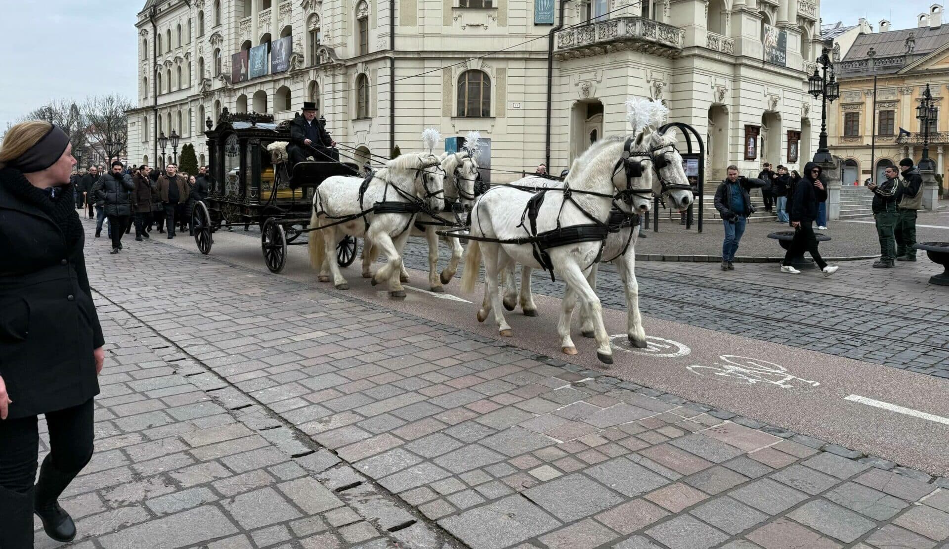 V Košiciach ukladajú na posledný odpočinok rómskeho kráľa Róberta Botoša (FOTO)