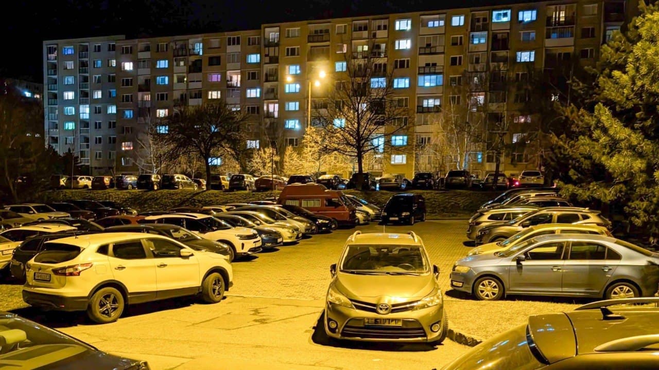 Večerné parkovanie na Ťahanovciach je boj o miesto. Vodiči parkujú aj tam, kde by nemali