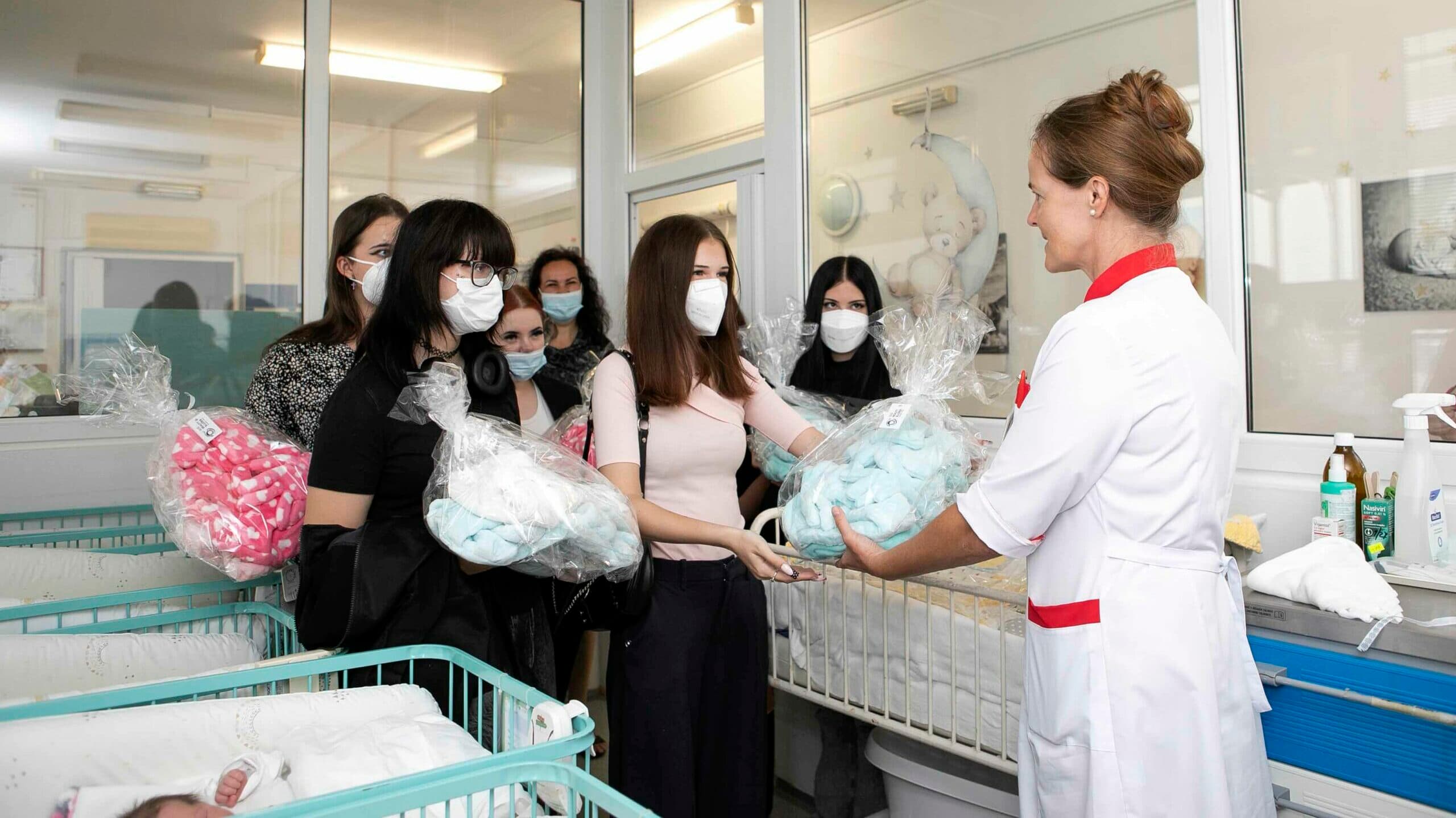 Fotografia k článku Študentky SOŠ beauty služieb ušili pre UNLP Košice hniezdočká pre bábätká (FOTO)