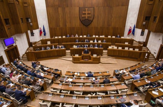 Parlament opäť presunul rokovanie o rozpočtovej zodpovednosti, koalícia hľadá cestičku k dohode
