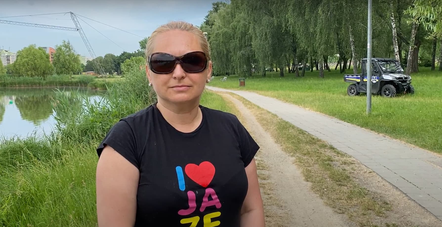 Zamestnanci miestneho úradu natierajú tribúnu v okolí Jazera