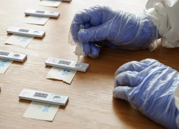Tretia vlna koronavírusu zatiaľ nevracia do fabrík testovanie