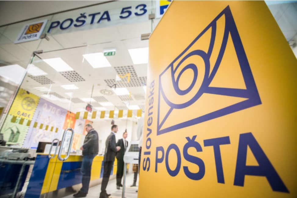 Slovenská pošta začala s distribúciou šekov pre zaočkovaných seniorov. Kto sa ich dočká ako prvý?