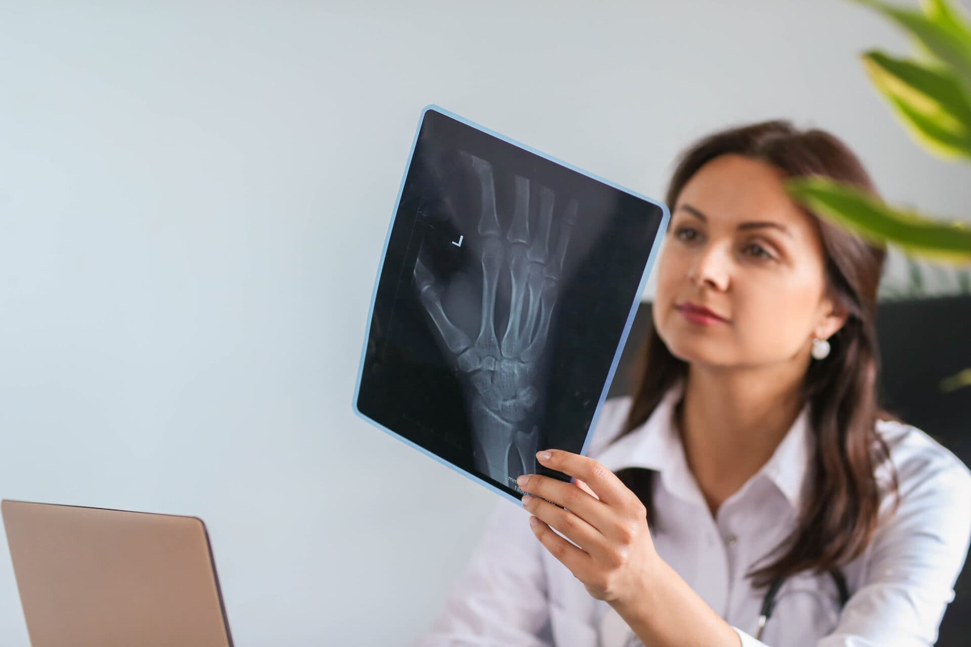 Košický vedecký kolektív vyvinul biomateriál podporujúci hojenie kostného tkaniva