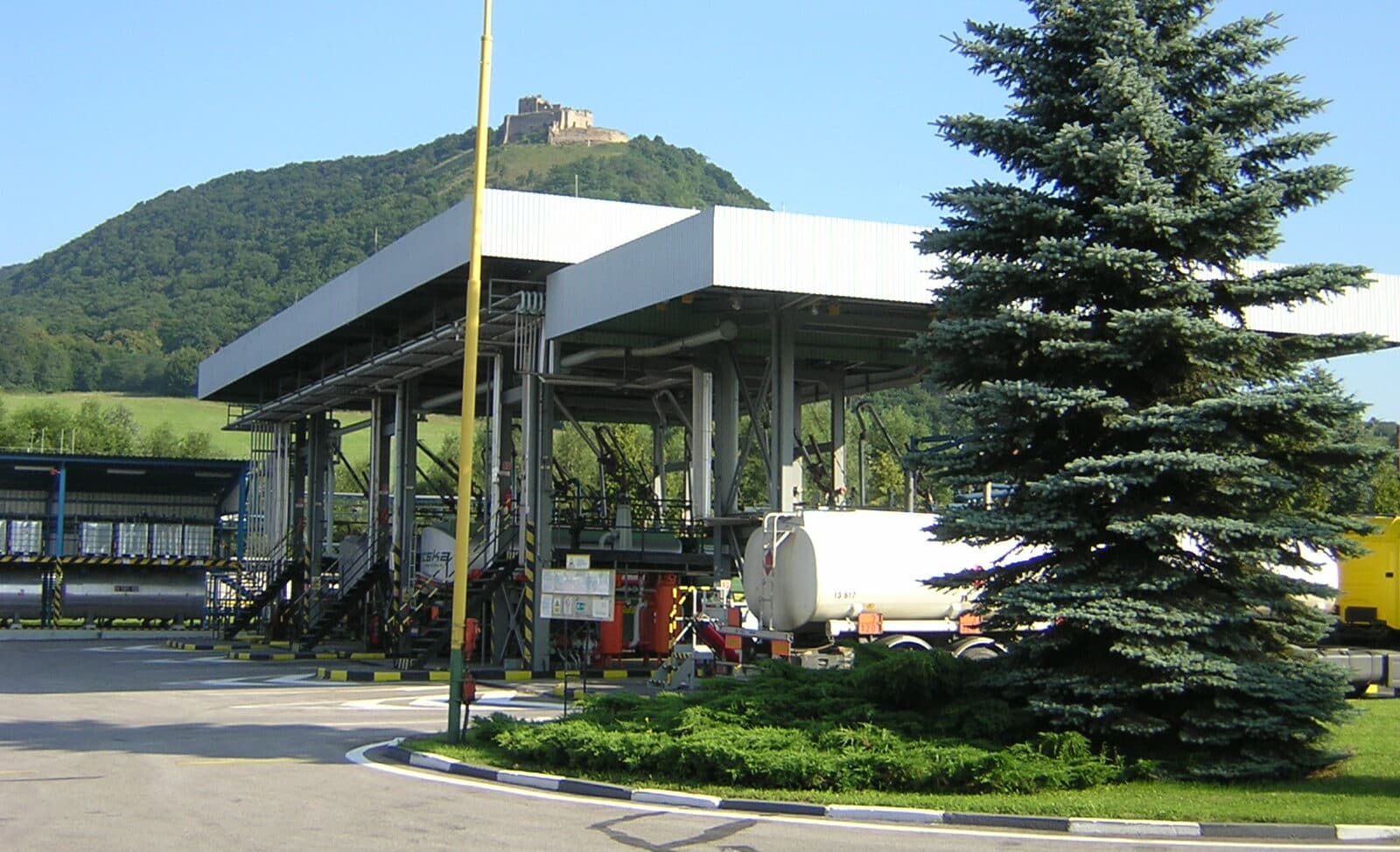 Fotografia k súvisiacemu článku Porucha elektrickej siete obmedzila zásobovanie čerpacích staníc Slovnaft na východe Slovenska