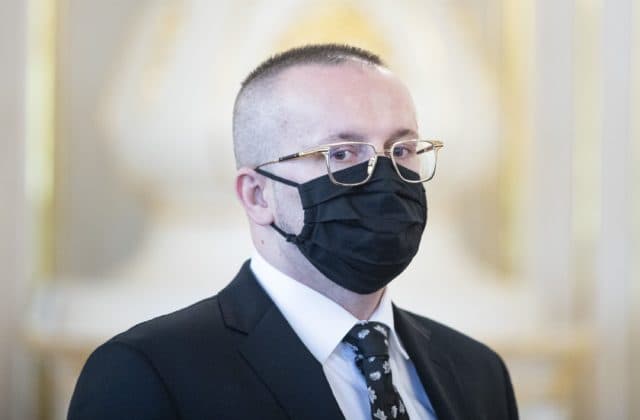 Bývalý šéf SIS Pčolinský ostáva vo väzbe, rozhodnutie sudcu pre prípravné konanie už doručili na prokuratúru