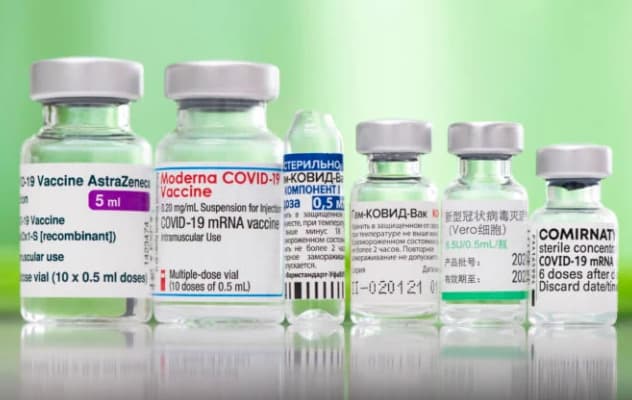 Vakcíny Pfizer a AstraZeneca sú účinné proti indickému variantu