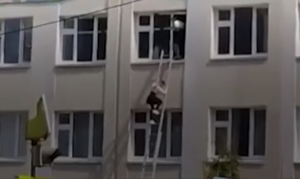 Čo vieme o streľbe na škole v Kazani? Deti skákali von z okien! (VIDEO)