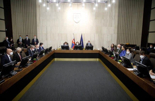 Vláda schválila zmenu rokovacieho poriadku parlamentu, výbory i komisie môžu zasadať počas pandémie online