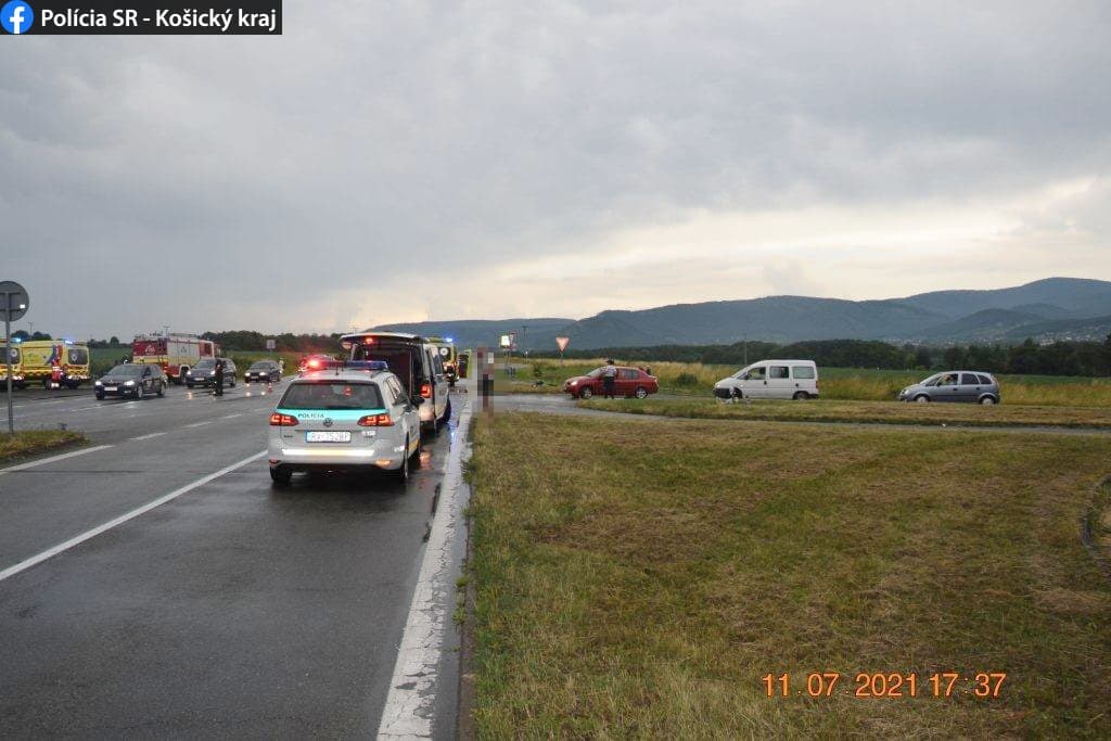 Pri dopravnej nehode sa zranilo 8 ľudí (foto)