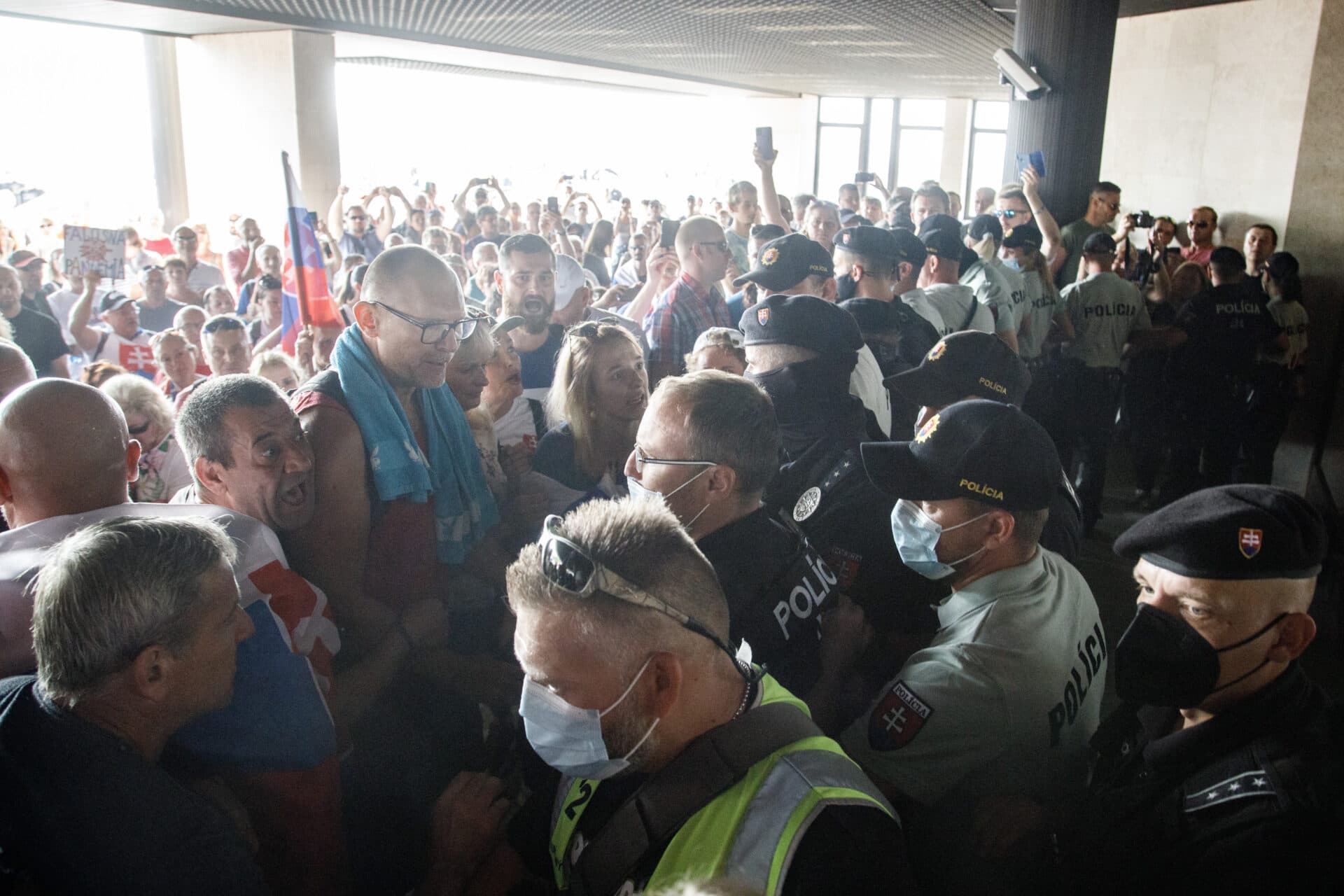 SaS odsúdila piatkové útoky protestujúcich na novinárov