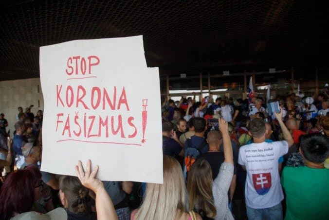 Pred parlamentom protestuje dav ľudí, polícia použila aj slzný plyn