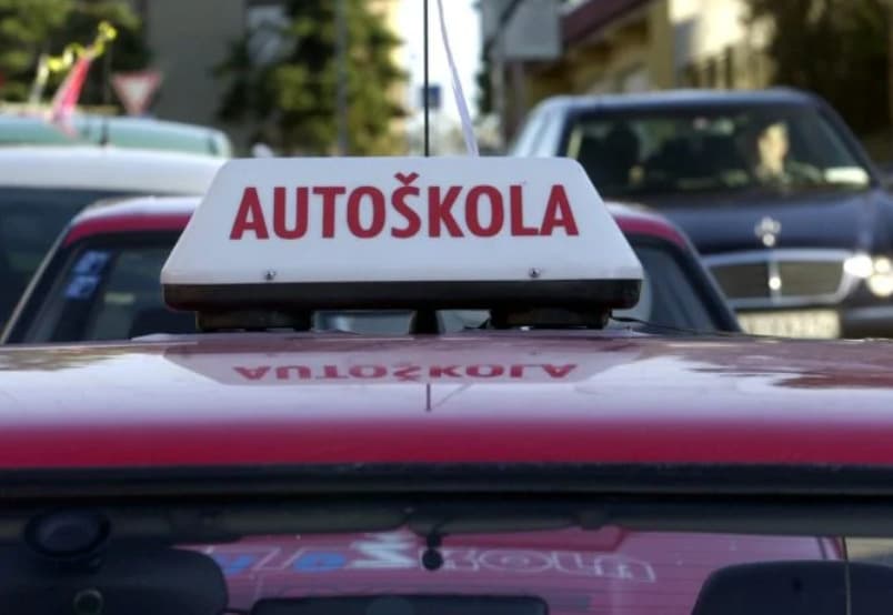 Autoškoly, autobusoví dopravcovia a školiace strediská môžu stále žiadať o podporu