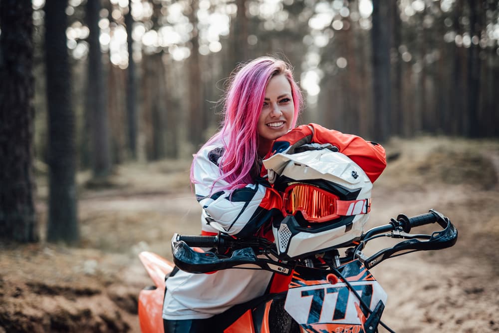 Plánujete si dopriať adrenalín na motorke v teréne? Toto nezabudnite