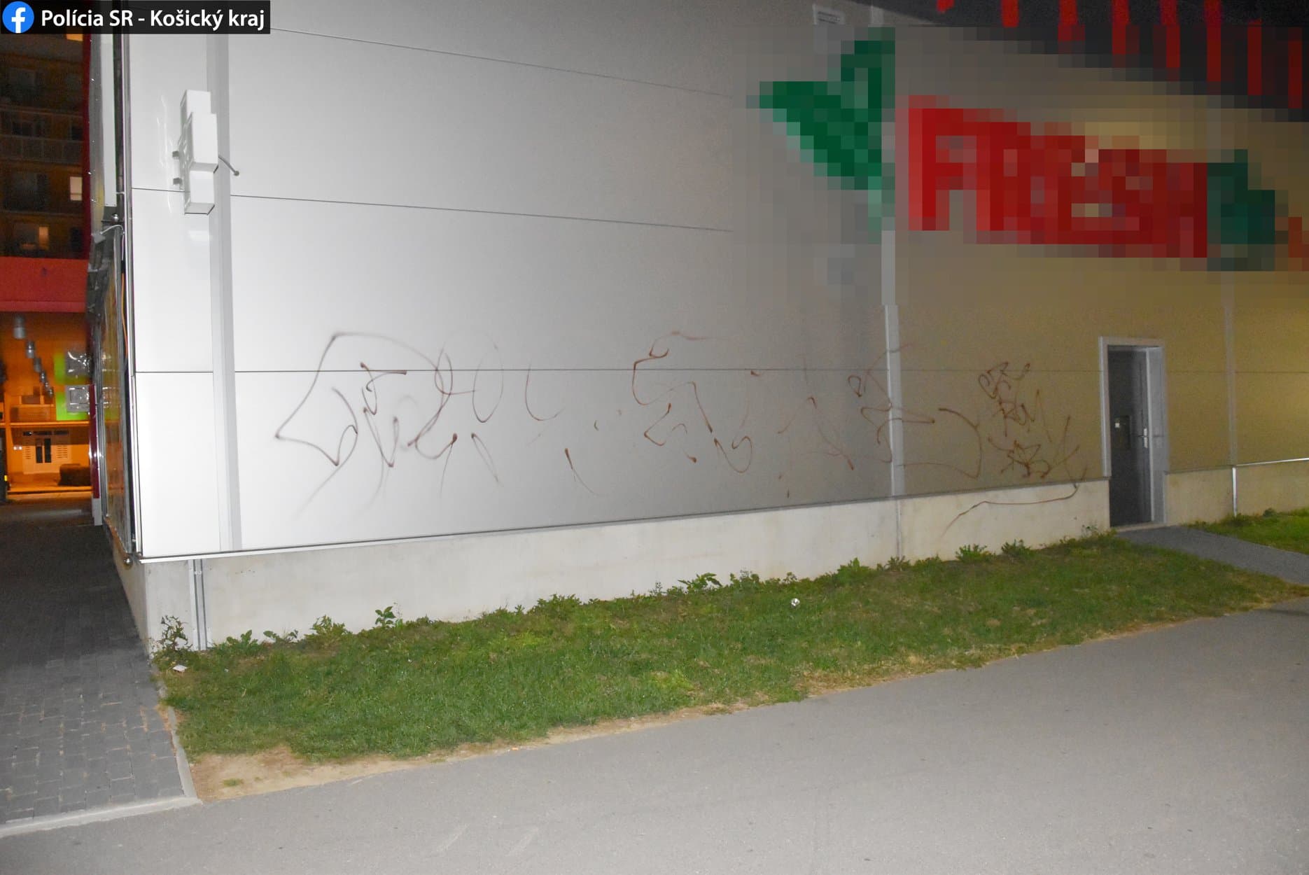 Polícia vypátrala páchateľa, ktorý poškodil fasádu budovy