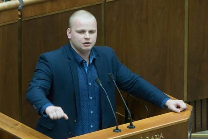Mazurek zablokoval rečnícky pult v rokovacej sále parlamentu