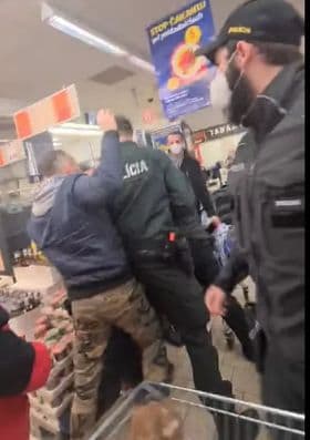 K provokatérom bez rúšok bude nekompromisná, reagovala polícia na video na sociálnej sieti