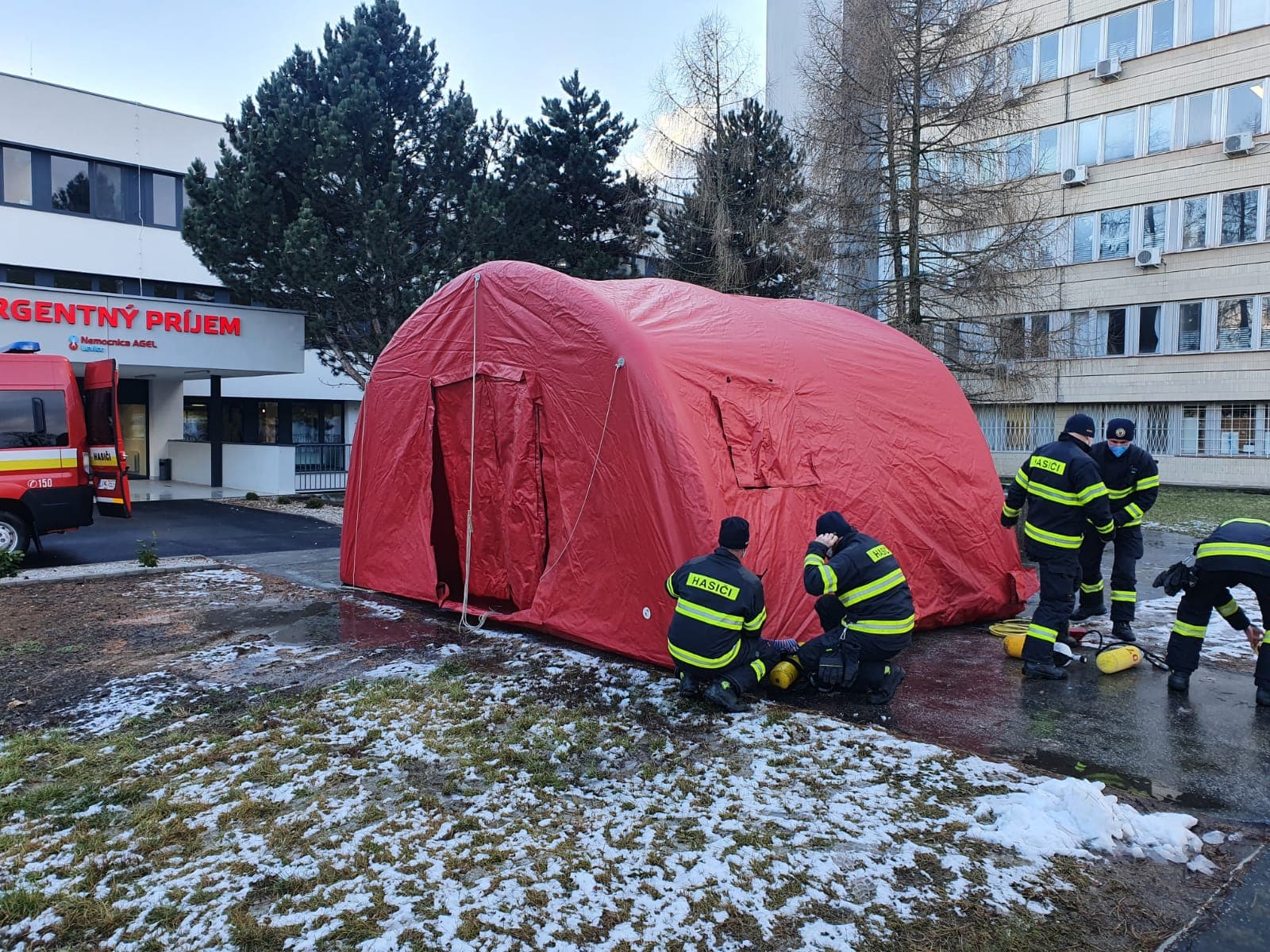 Začali sa prípravy na štvrtú vlnu pandémie. Výstavba triážnych stanov pred nemocnicami