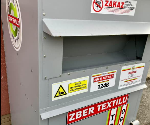 Pred miestnym úradom na KVP už nenájdete kontajner na šatstvo