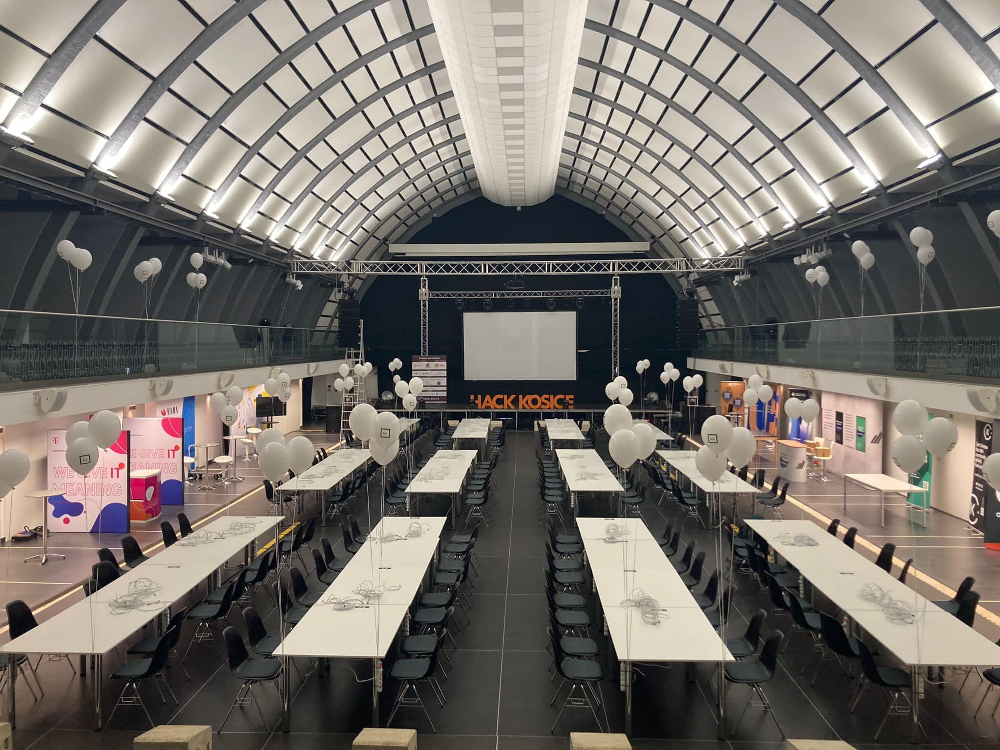 Študenti si cez víkend merajú sily v programátorskom hackathone