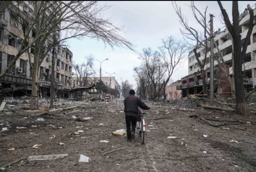 Rusi nechali míny takmer všade, Zelenskyj varuje pred chemickými zbraňami